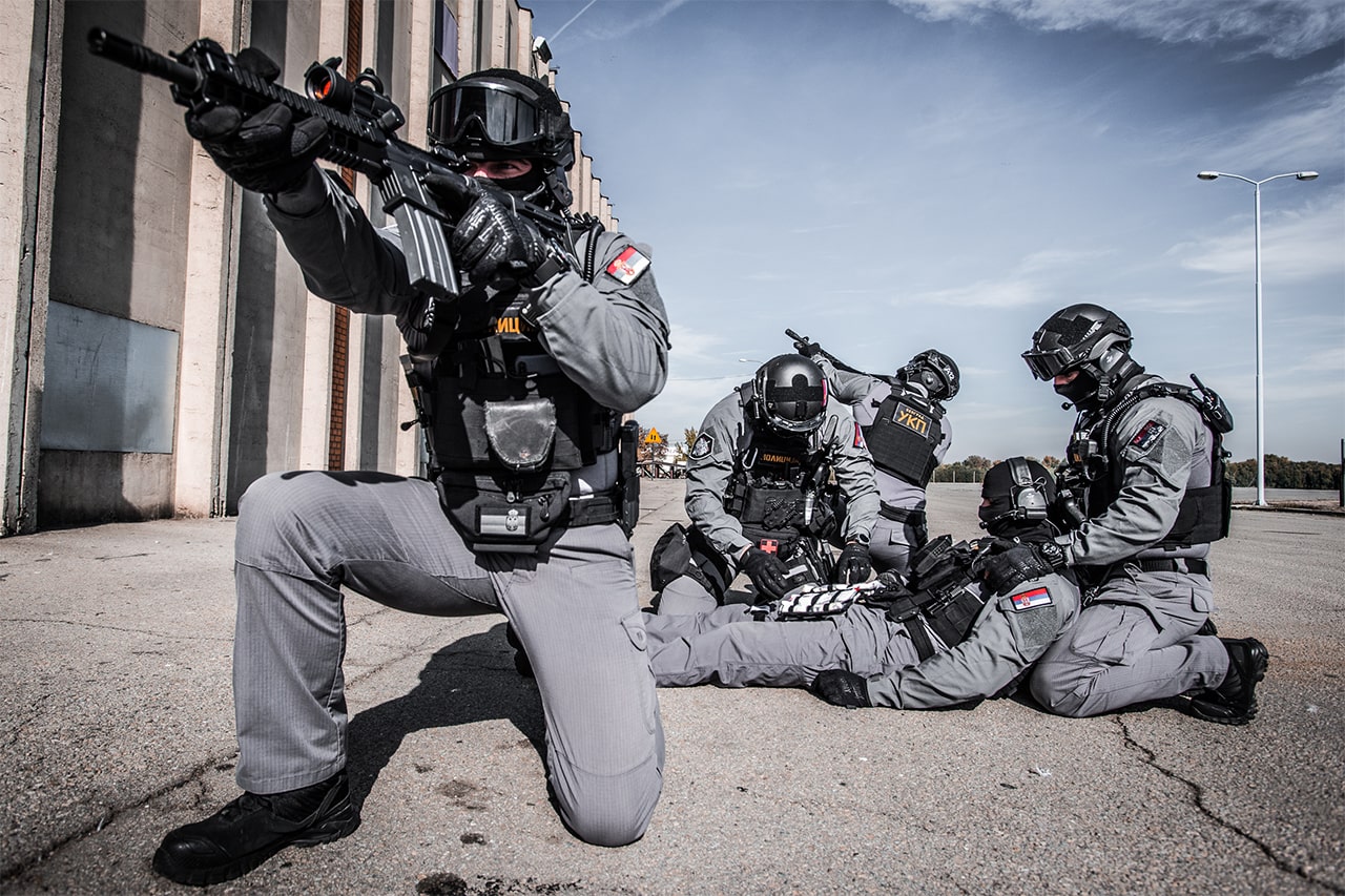 police officer practicing MARCH protokol during training